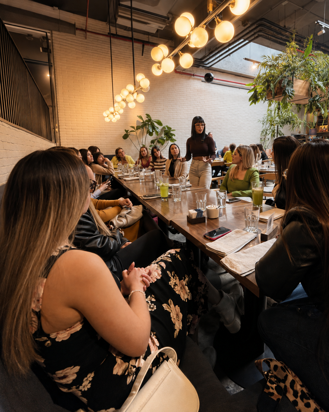 Nathaly guiando un encuentro de TherapyCafé en un restaurante